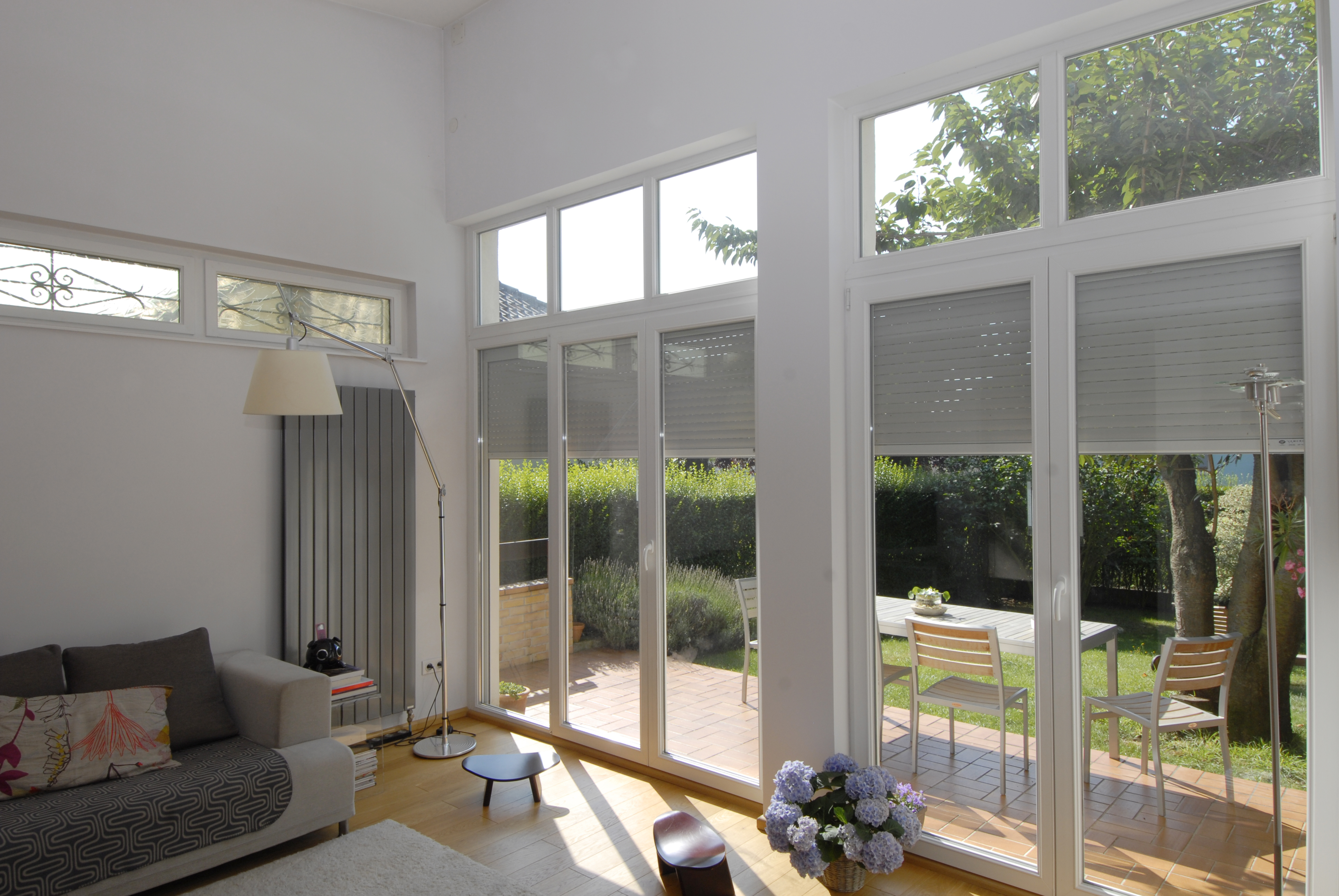 Afbeelding van Het rolluik Deco VE² van SOPROFEN waakt over Thierry terwijl hij zijn dutje doet.
Met zijn elegante stijl is het een ware troef voor uw woning.
Meer weten over het rolluik Deco VE²